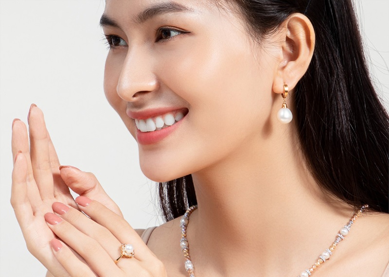 Kết hợp hoa tai với phụ kiện sẽ gi&uacute;p tổng thể trở n&ecirc;n bắt mắt hơn